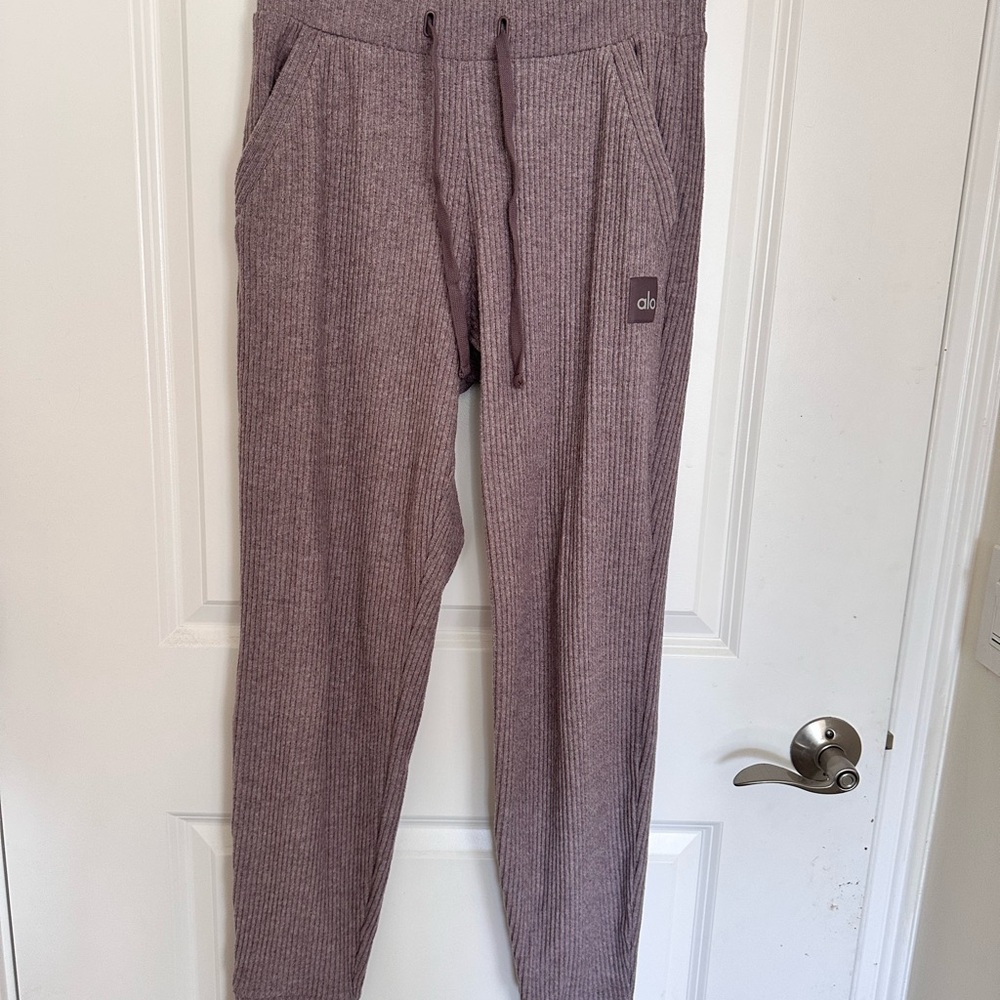 Alo Yoga muse cropped sweatshirt and pants set in size Small raisentte - Picture 4 of 4